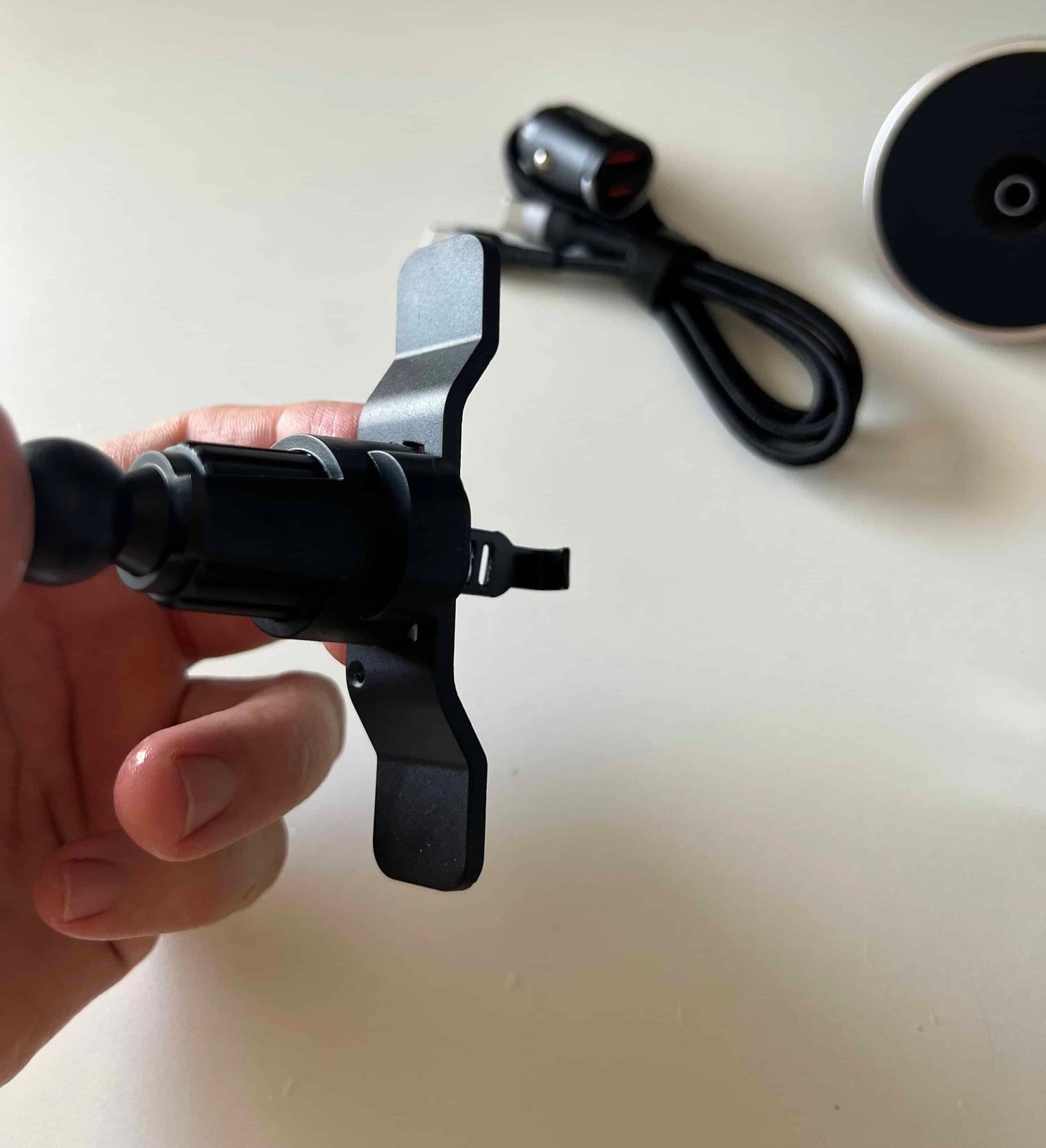 RAMORA Magnetic Car Mount - MagSafe Wireless Charging