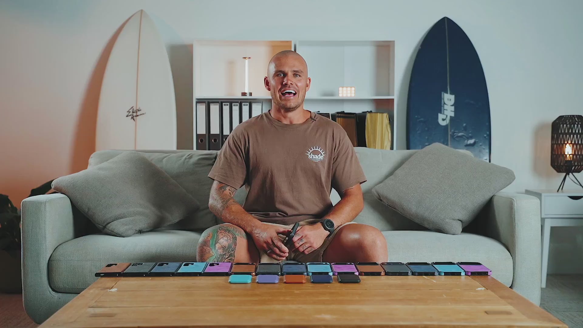 Load video: In-depth demonstration of the RAMORA phone case and wallets